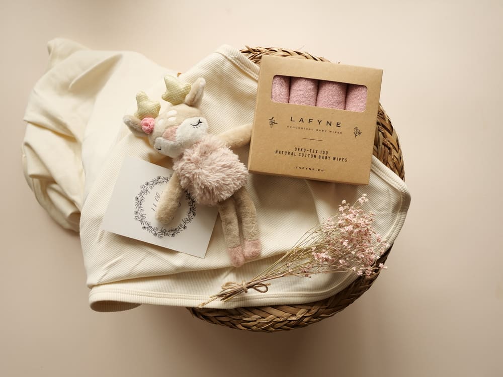Babygeschenk mit Reh Rassel und Decke