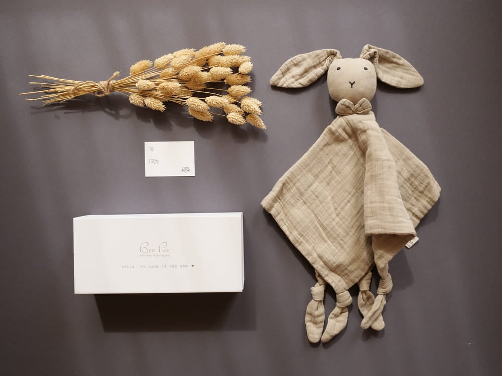 Beiges Babygeschenk mit Geschenkbox und Karte