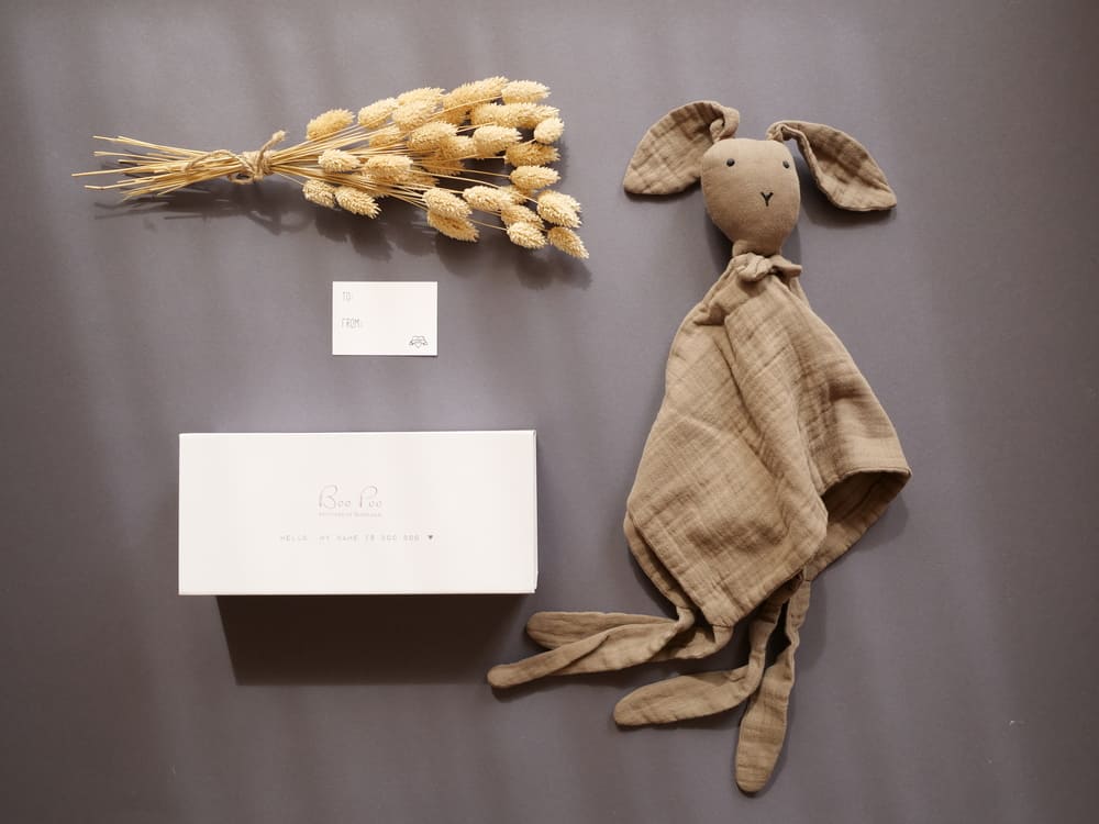 Neutrale Babygeschenke schön verpackt Schmusetuch Hase