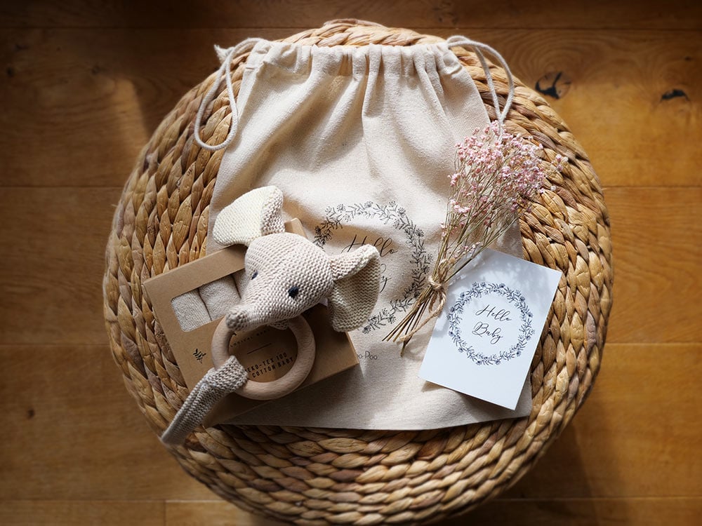 Kleines Babygeschenk verpackt Beißring Elefant Holz