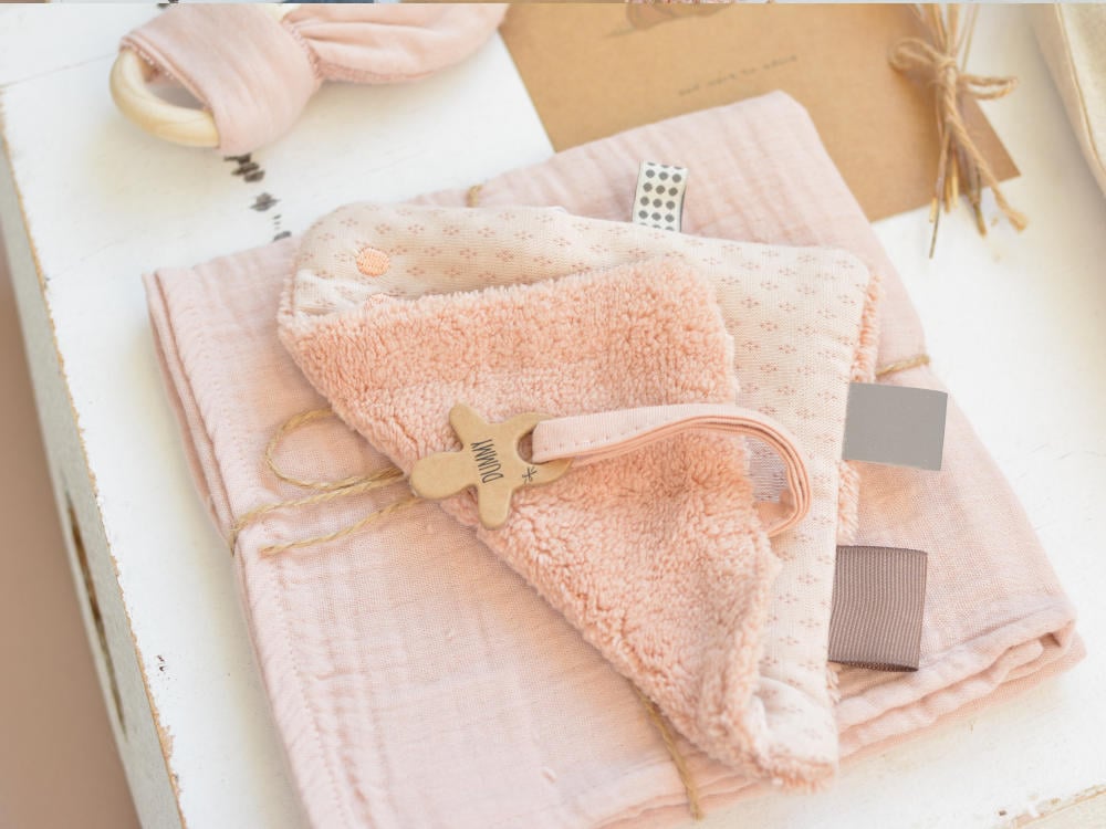 Schmusetuch mini rosa mit Schnullerhalter und vielen Labels