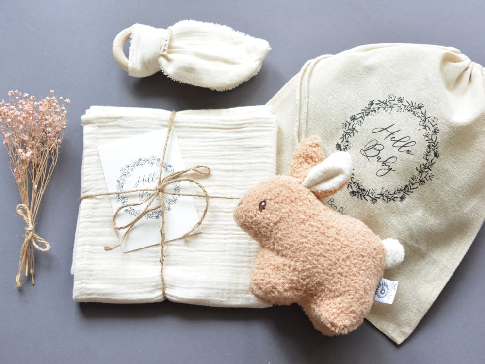 Schönes Babygeschenk Plüschhase Rassel beige