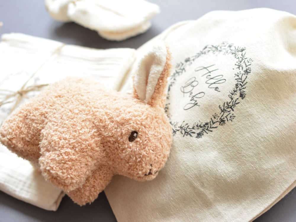 Süßes Babygeschenk Plüschhase Rassel beige