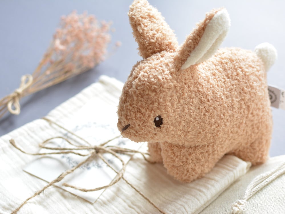 Babygeschenk Plüsch Hase mit Rassel beige