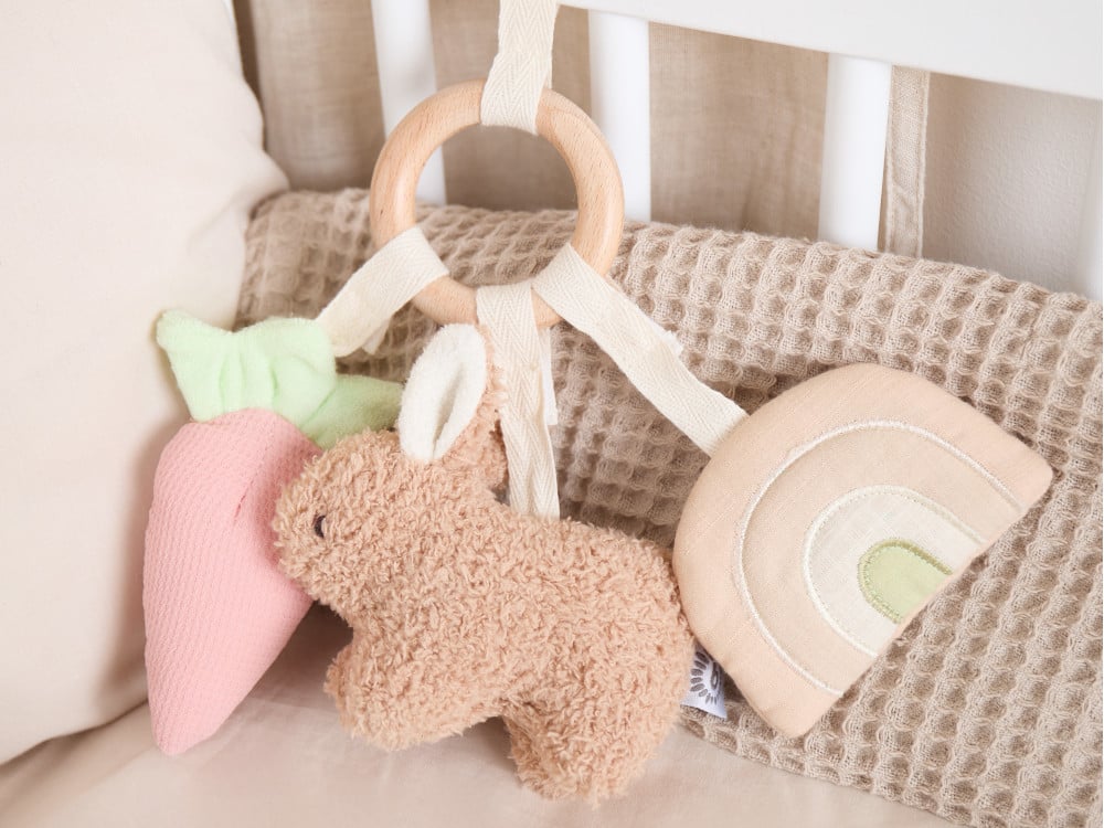 Kinderwagenkette und Activity Spielzeug.