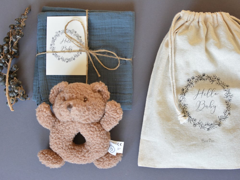 Süßes Babygeschenk für Jungen Rassel Greiffling Teddy Blau