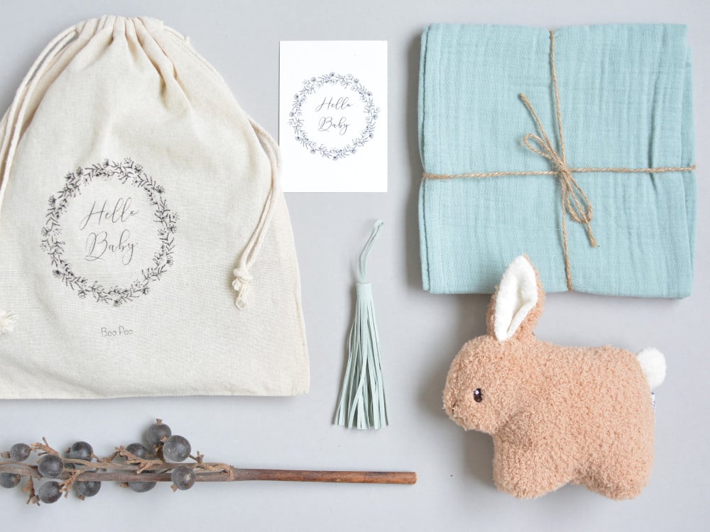 Geschenk zur Geburt Neutral Grün Hase Rassel